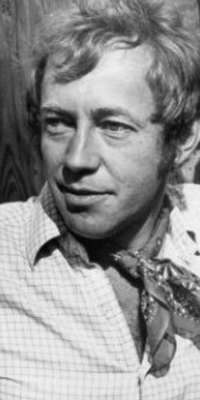 Noel Harrison, British singer (